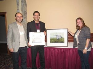 M. Bigras reçoit le Certificat Gens d'action 2015 ainsi qu'une lithographie des mains de Mme Christine Bélanger (Fondation de la Faune du Québec) et M. Pierre-Martin Marotte (Société Provancher)
